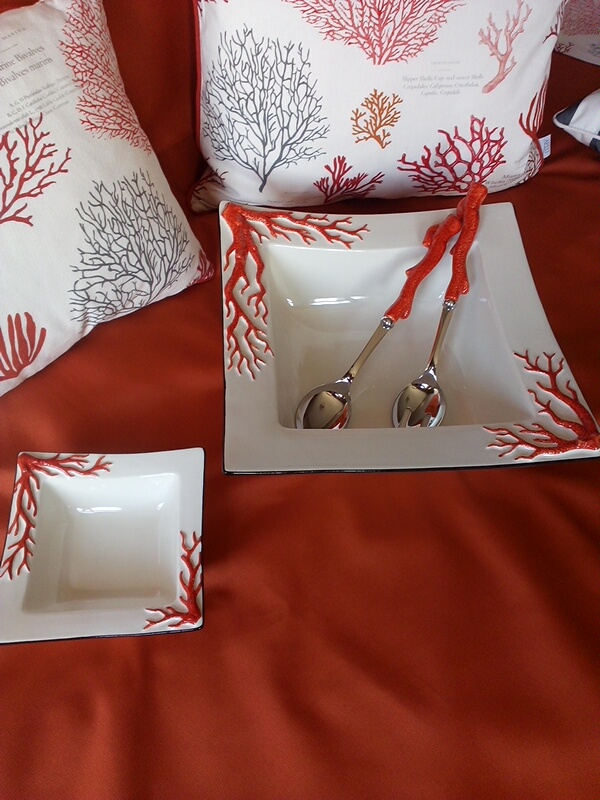 DAS LILA HAUS bietet ein Geschirr mit Korallenästen als Dekor für ein